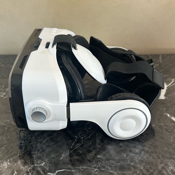 Sharper Image Bluetooth VR Headset Built-In Earphones Virtual Reality Goggles - Picture 4 of 8